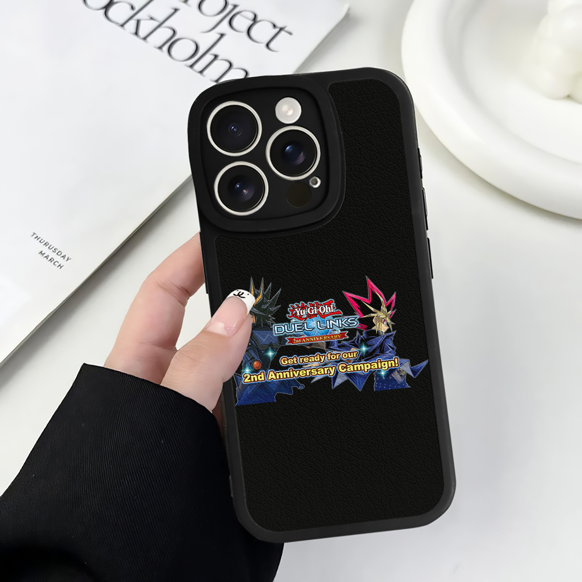 （画像用） 遊☆戯☆王 Yu-Gi-Oh! 【iPhone 16シリーズ対応】シリコンスマホケース（レザー調） 材質：シリコン